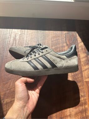 adidas Gazelle Suede Sneakers in Grey four/ Core black/ Gum colorway